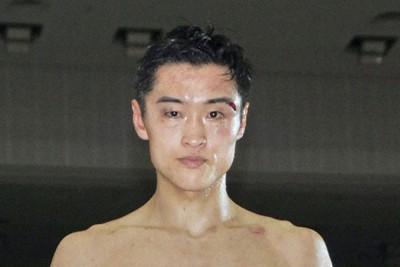 IBFスーパーバンタム級挑戦者決定戦を制した西田凌佑選手＝大阪市で、共同