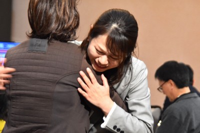 3期目を目指した衆院選で落選が確実となり、涙を浮かべながら支援者にわびる林佑美さん＝和歌山市で2026年2月8日午後8時39分、安西李姫撮影