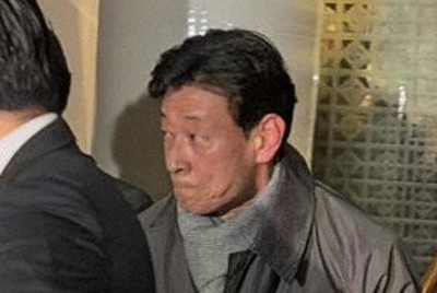 会合を開いた飲食店を後にする自民党の西村康稔選対委員長＝東京都港区で2026年2月25日午後8時45分、遠藤修平撮影