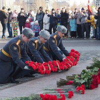 軍人らをたたえるロシアの祝日「祖国防衛者の日」に合わせ、花をささげる儀仗（ぎじょう）兵たち＝モスクワの勝利公園で2026年2月23日、真野森作撮影