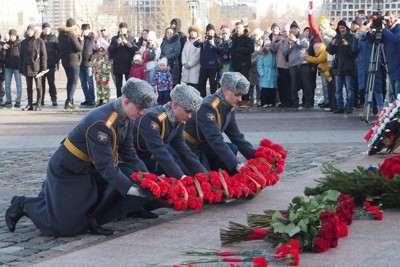 軍人らをたたえるロシアの祝日「祖国防衛者の日」に合わせ、花をささげる儀仗（ぎじょう）兵たち＝モスクワの勝利公園で2026年2月23日、真野森作撮影