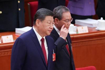 全人代に出席した習近平国家主席（左）と李強首相＝北京で2026年3月5日、ロイター