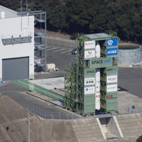 打ち上げを待つ小型ロケット「カイロス」3号機＝和歌山県串本町で2026年3月5日午前10時34分、本社ヘリから西村剛撮影