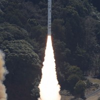 上昇する小型ロケット「カイロス」3号機＝和歌山県串本町で2026年3月5日午前11時10分、本社ヘリから西村剛撮影