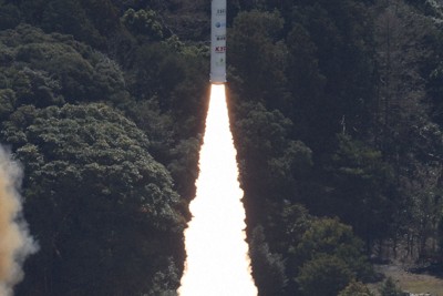 上昇する小型ロケット「カイロス」3号機＝和歌山県串本町で2026年3月5日午前11時10分、本社ヘリから西村剛撮影