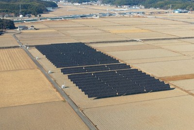 太陽光を自動追尾する太陽光パネルを備えた、国内最大級の「出光徳島営農型太陽光発電所」＝徳島県小松島市内で（出光興産提供）