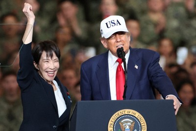 米原子力空母ジョージ・ワシントンの艦内でトランプ米大統領（右）に紹介され、兵士たちの歓声に応える高市早苗首相＝神奈川県横須賀市の米海軍横須賀基地で2025年10月28日午後4時19分、後藤由耶撮影