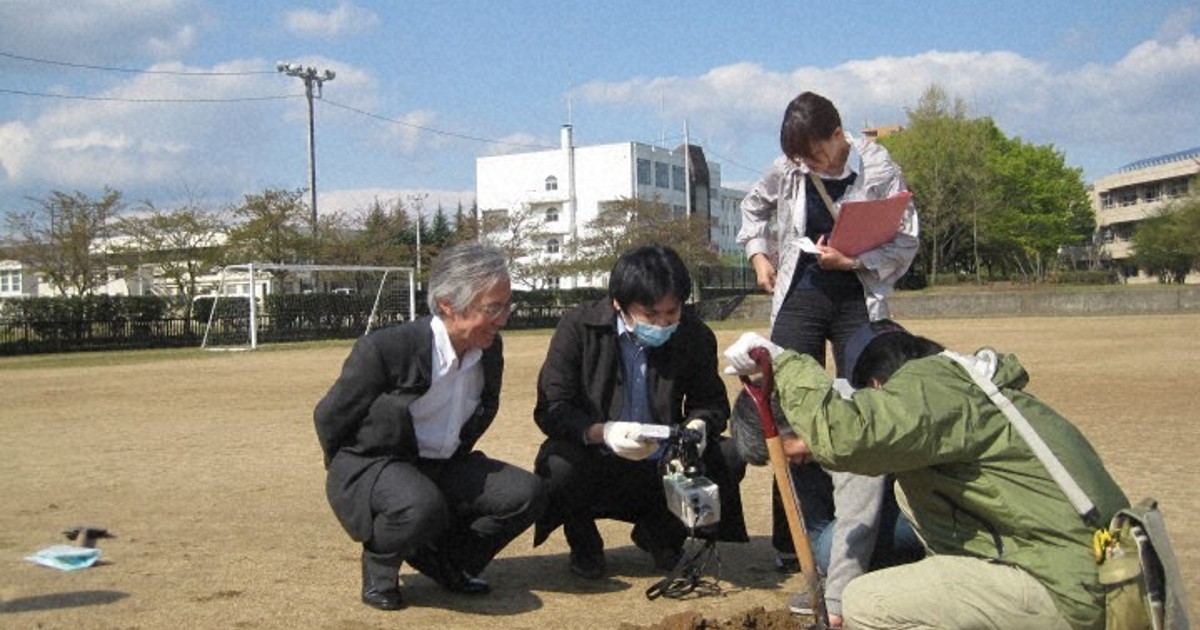 「チーム中川」による校庭の土の採取＝福島市で2011年4月（筆者提供）