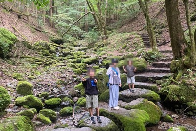全員が小学生となった3人の子どもたち。一緒に登山に行くなど子育ても全力で楽しんでいる＝提供写真（画像の一部を加工しています）