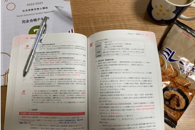 早朝3時半に起き、社労士資格のために勉強。甘いカフェラテと菓子が“おとも”で、1人で集中できた＝提供写真