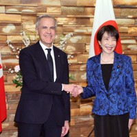 カナダのカーニー首相（左）と握手する高市早苗首相＝首相官邸で2026年3月6日午後7時12分、幾島健太郎撮影