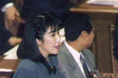 衆院予算委員会で村山富市首相（当時）に初質問する高市早苗氏＝1994年10月12日、高市氏のホームページより