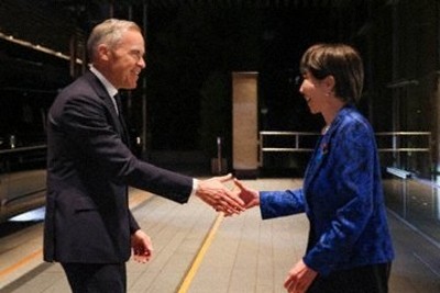 握手する高市早苗首相（右）とカナダのカーニー首相＝2026年3月6日午後（内閣広報室提供）