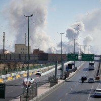米国とイスラエルによる軍事作戦で煙を上げるテヘラン市内＝2026年3月5日、AP
