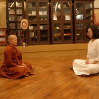 比丘尼から瞑想修行を習う記者（右）＝タイ北部チェンマイのニローダラム寺院で2026年2月13日、毎日新聞助手ジェッタナット・ピリヤプラディスグン撮影