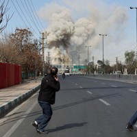 米国とイスラエルによる軍事作戦で煙を上げるテヘラン市内＝2026年3月5日、WANAロイター