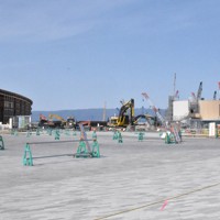 市営公園の展望施設として残されるリングと利活用されるヘルスケアパビリオンの跡地＝大阪市此花区で2026年3月5日午後0時24分、長沼辰哉撮影