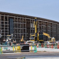大屋根リング中央左手のエレベーターより右の約200メートルが残置される＝大阪市此花区で2026年3月5日午後0時19分、長沼辰哉撮影