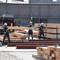 解体された木材が仮置き場の会場内に積み上げられていた＝大阪市此花区で2026年3月5日午後1時13分、長沼辰哉撮影
