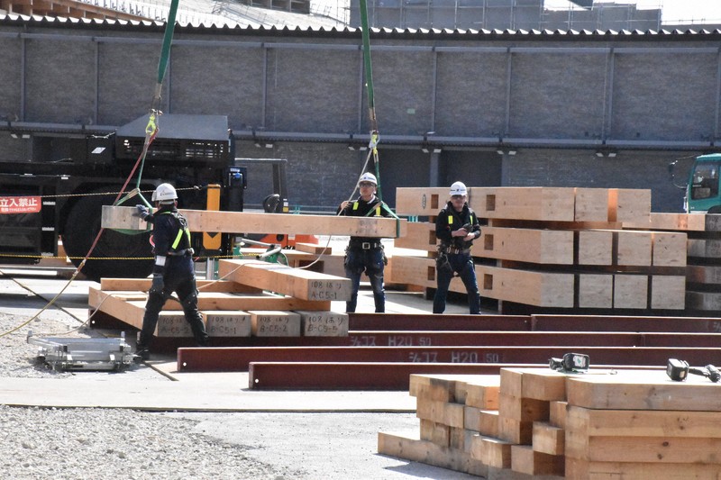 解体された木材が仮置き場の会場内に積み上げられていた＝大阪市此花区で2026年3月5日午後1時13分、長沼辰哉撮影