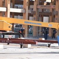 大屋根リングの根元部分を作業員がチェーンソーで切断していた＝大阪市此花区で2026年3月5日午後1時21分、長沼辰哉撮影