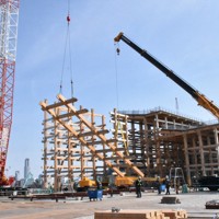 2台のクレーンでつり下げられて解体される大屋根リング＝大阪市此花区で2026年3月5日午後1時26分、長沼辰哉撮影