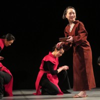 「囚われの女たち」の一場面＝東京都墨田区で、明珍美紀撮影