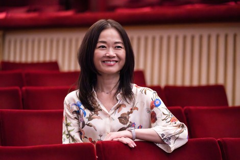 ロンドン公演に際し、ロイヤル・オペラハウスの客席に座る吉田都さん＝新国立劇場提供（Photo by Foteini Christofilopoulou）