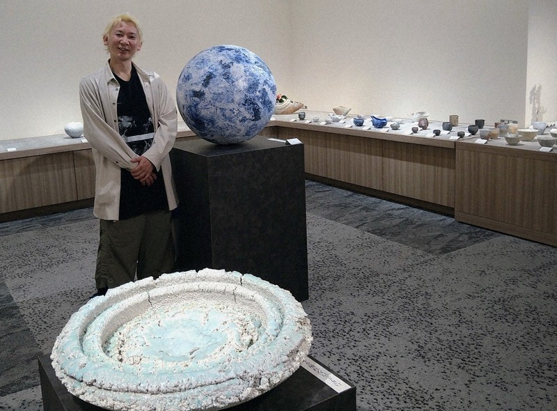天然素材用い新表現 岡山 石田さん「備前磁器」個展 9日まで ／岡山