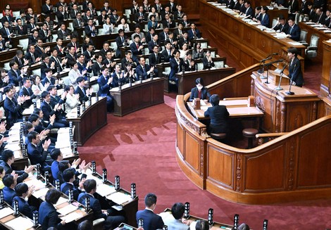 衆院本会議で施政方針演説を行う高市早苗首相（右壇上）に対し拍手をする与党議員ら＝国会内で2026年2月20日午後2時51分、平田明浩撮影