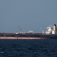 米国、イスラエルとイランの交戦が続く中、オマーンの首都マスカット沖で停泊する原油タンカー＝2026年3月6日、ロイター