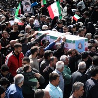 戦闘による死者の葬儀に集まる人々＝イラン中部で2026年3月6日、WANAロイター