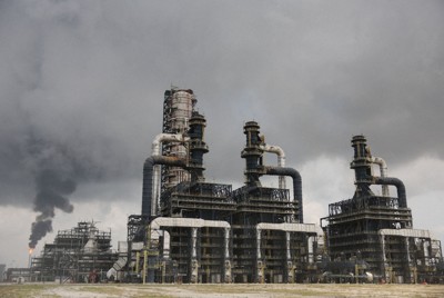 ナイジェリア・ラゴスのダンゴテ製油所＝2026年3月2日、ロイター