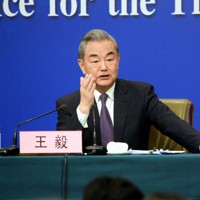 2025年の中国・全人代恒例の記者会見で、中国の外交政策について発言する王毅外相＝北京市で同年3月7日、河津啓介撮影