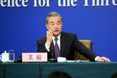 2025年の中国・全人代恒例の記者会見で、中国の外交政策について発言する王毅外相＝北京市で同年3月7日、河津啓介撮影