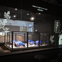 リニューアルした立川防災館の地震体験コーナーで、東日本大震災を再現した揺れを体験する中学生ら＝東京都立川市で2026年3月6日午前11時27分、松本ゆう雅撮影