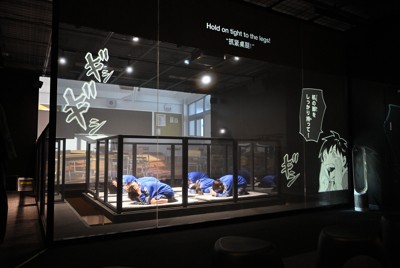リニューアルした立川防災館の地震体験コーナーで、東日本大震災を再現した揺れを体験する中学生ら＝東京都立川市で2026年3月6日午前11時27分、松本ゆう雅撮影