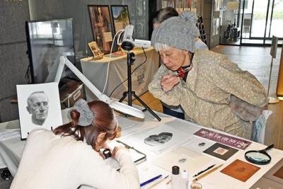企画展「中津で学ぶ福沢諭吉とお札」の開幕初日には、国立印刷局の一線で活躍する工芸官による凹版彫刻の実演もあった＝大分県中津市で2026年3月7日午後0時51分、出来祥寿撮影