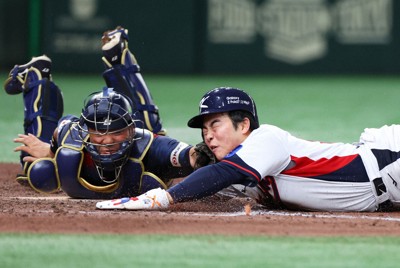 2025年秋の強化試合で日本と韓国は2試合対戦。第2戦は互いに譲らずに7－7で引き分けた＝東京ドームで2025年11月16日、前田梨里子撮影