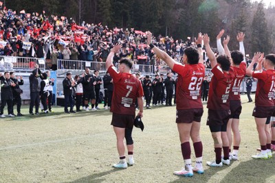 花園Lに勝利し応援小旗が揺れるスタンドに向かってあいさつする釜石SWの河野良太主将（手前左端）ら＝岩手県釜石市で2026年3月7日、奥田伸一撮影