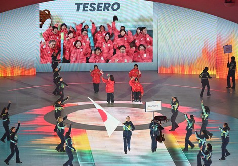 ミラノ・コルティナ冬季パラリンピック開会式で行われた日本代表選手団の入場行進。大型ビジョンにも日本の選手たちが映し出された＝ベローナ五輪アリーナで2026年3月6日午後8時27分、渡部直樹撮影