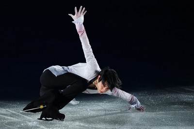 東北ユースオーケストラとのコラボ演目「八重の桜」を演技する羽生結弦さん＝セキスイハイムスーパーアリーナで2026年3月7日、貝塚太一撮影