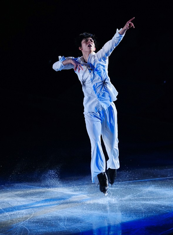 東北ユースオーケストラとのコラボ演目「Happy　End」を演技する羽生結弦さん＝セキスイハイムスーパーアリーナで2026年3月7日、貝塚太一撮影