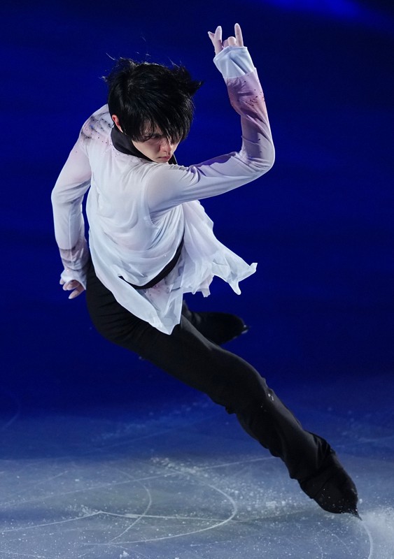 東北ユースオーケストラとのコラボ演目「八重の桜」を演技する羽生結弦さん＝セキスイハイムスーパーアリーナで2026年3月7日、貝塚太一撮影