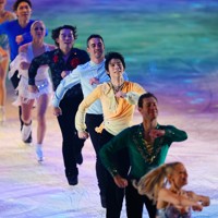 カーテンコール「Etude」で笑顔を見せる羽生結弦さん（手前から3人目）ら＝セキスイハイムスーパーアリーナで2026年3月7日、貝塚太一撮影