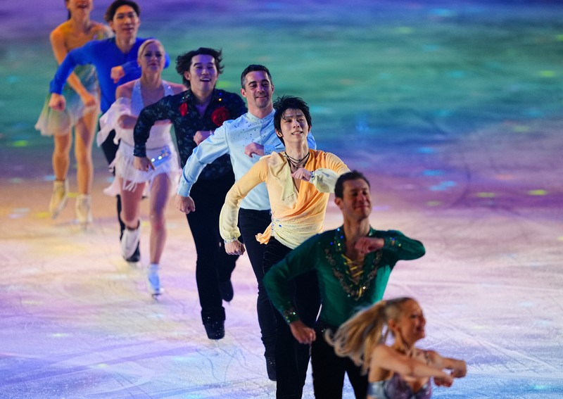 カーテンコール「Etude」で笑顔を見せる羽生結弦さん（手前から3人目）ら＝セキスイハイムスーパーアリーナで2026年3月7日、貝塚太一撮影