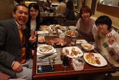 家族で2度の中学受験を乗り越えた（左手前から時計回りに）ノッチさん、叶望さん、友美さん、友香さん＝提供写真