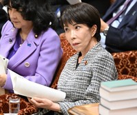 政府の物価高対策、少子化対策の効果に疑問の声が出ている。衆院予算委員会で国民民主党・橋本幹彦氏の質問を聞く高市早苗首相＝国会内で2026年3月3日午後2時52分、平田明浩撮影