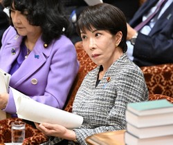 政府の物価高対策、少子化対策の効果に疑問の声が出ている。衆院予算委員会で国民民主党・橋本幹彦氏の質問を聞く高市早苗首相＝国会内で2026年3月3日午後2時52分、平田明浩撮影