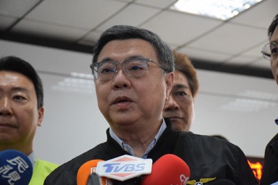 取材に応じる台湾の卓栄泰行政院長＝台北市の台北駅で2026年3月8日午前10時49分、林哲平撮影